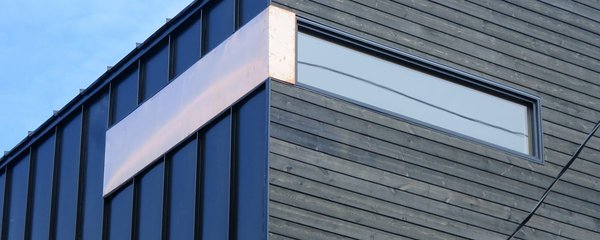 Exterior finish - metal cladding + wooden cladding. Exterior finish - metal cladding + wooden cladding.