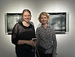 Helen Tago ja Tiina Sarapu näituse /Kujuta/ avamisel.
