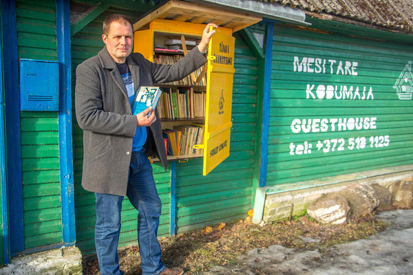 Mesi Tare peremees Marko tutvustamas Sibulatee esimest tänavaraamatukogu