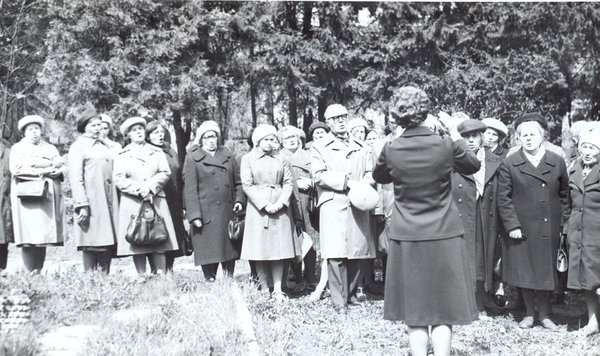 Haapsalu, Rapla ja Kullamaa koguduse koorid laulmas Tobiase kivi juures 23.05.1982.a., dirigeerib Tooni Leedjärv