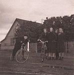 Audevälja noored kaupluse juures 1950ndatel