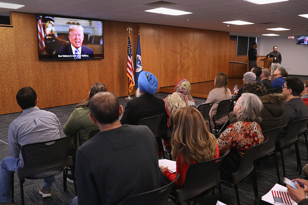President Donald Trump pöördub videotervitusega uute Ameerika kodanike poole USA kodakondsus- ja immigratsiooniteenistuse (USCIS) üritusel Newarkis New Jersey's, kus kodanikuks tunnistati 32 erinevast riigist pärit sisserännanud. 22. jaanuar 2018. Foto: AFP/ Scanpix