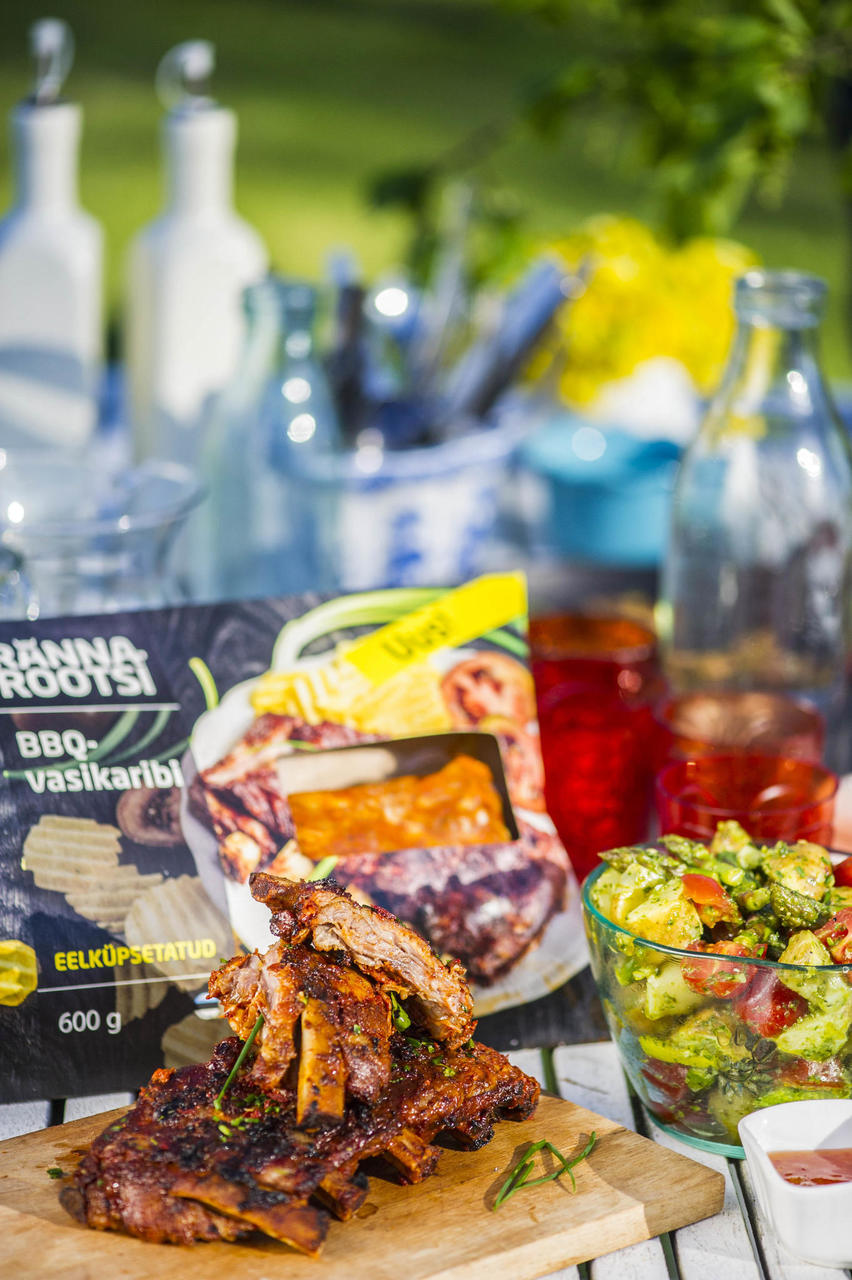 BBQ-vasikaribi ja kartuli-spargli salat karulaugupestoga