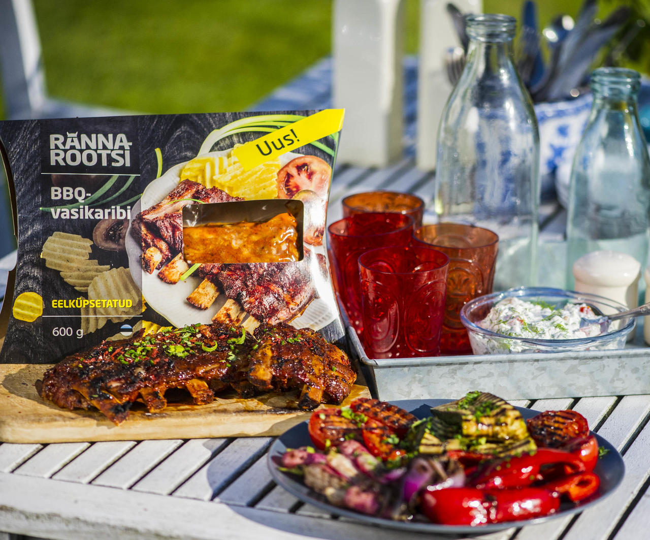 BBQ-vasikaribi koos grillitud värviliste köögiviljadega