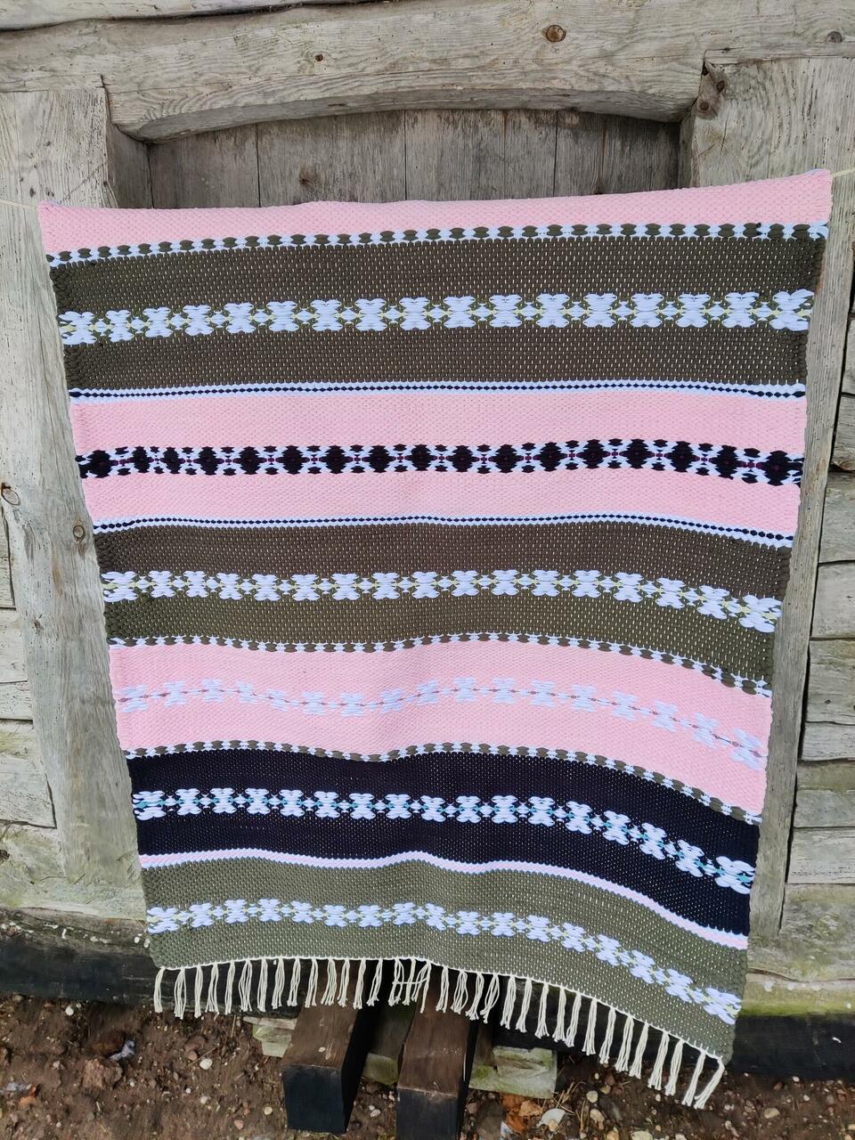 Tellitud väike roosa mustris vaip, mõõdud: 92 X 156 cm
