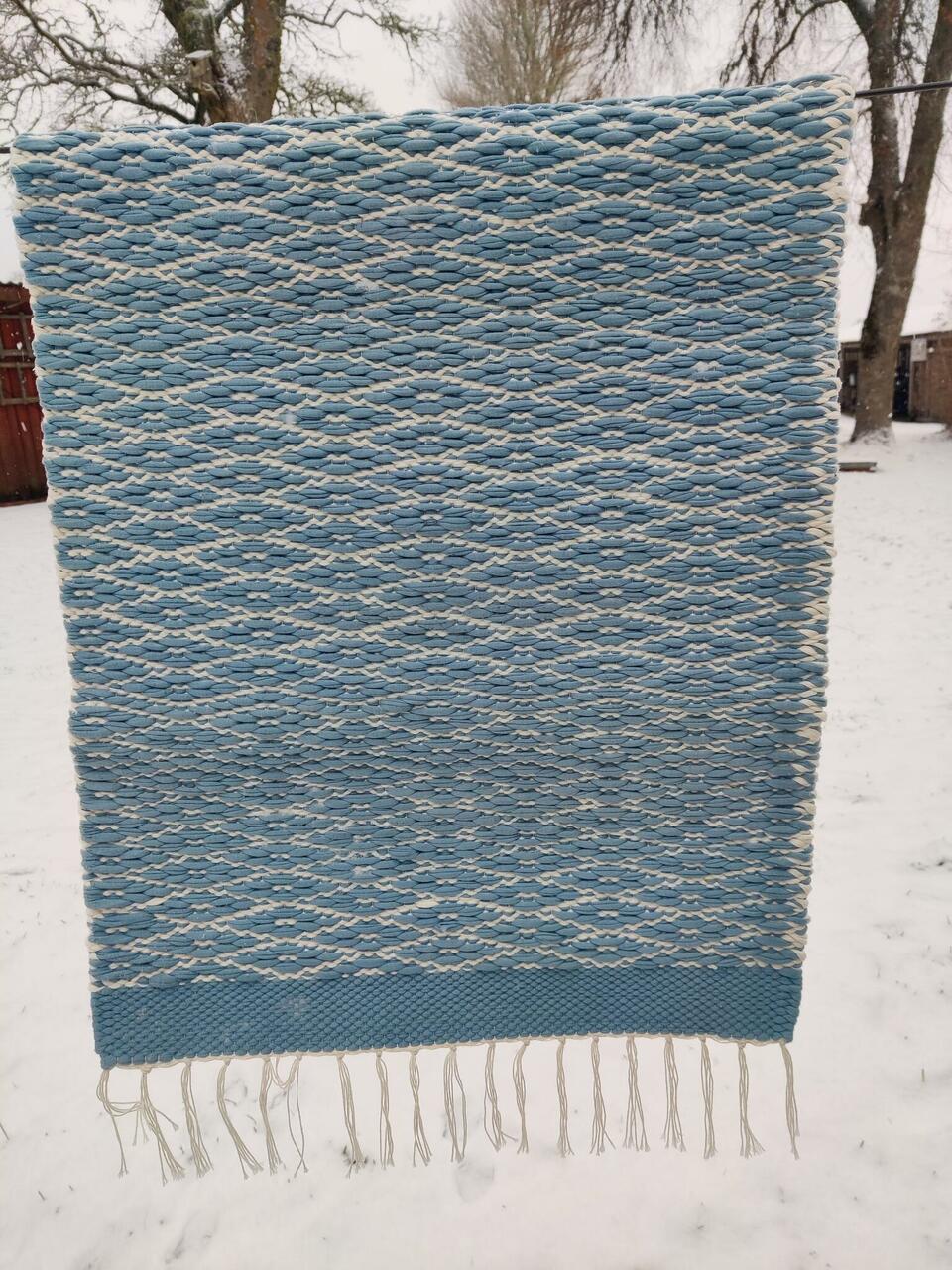 Väike hele vaip, risttoimne, mõõdud  52 X 106 cm, müüdud