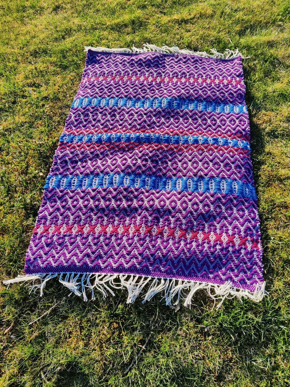 Tellitud väike lilla vaip, sõbakiri , mõõdud: 88 X 135 cm