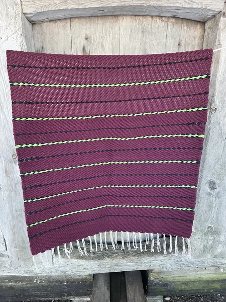 Väike lilla vaip, toimne Kihelkonna khk 67 X 122 cm  hind : 50€