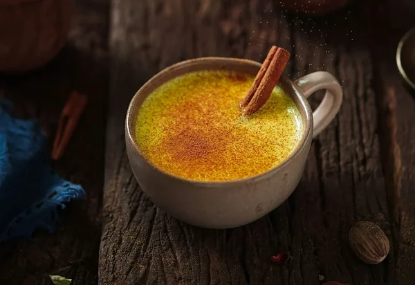 Kurkum sooja piima, mee ja kaneeliga Kurkum sooja piima, mee ja kaneeliga