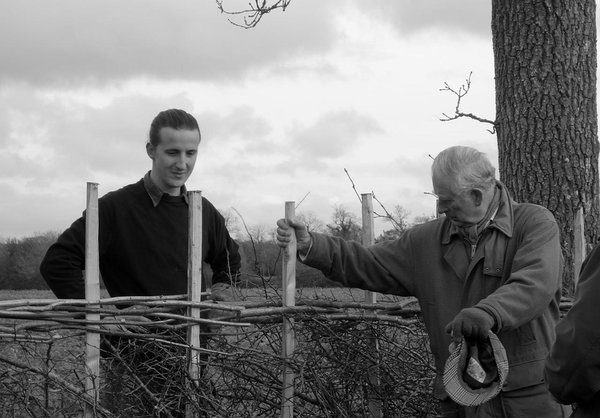 Prints Charles kontrollib oma farmis noore meistri poolt rajatud põõsastara tugipostide vastupidavust. Tema Majesteet on Inglismaa hekirajajate seltsi patroon ja ühtlasi kibe käsi hekimajanduses. Highgrove farm, Tetbury, Gloucestershire, Ühendkuningriik
