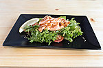 #020 SOE LÕHE SALAT / FRILIIS, KURK, KIRSSTOMAT, SIDRUN, KÜPSETATUD LÕHE, SEESAM, KASTE / 7.00€