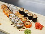 #207 ASSORTII NR V (20TK) / FLORIDA, CALIFORNIA TEMPURA, 2X KÜPSETATUD TUUNIKALA SUSHI, 2X KÜPSETATUD LÕHE SUSHI / 27.50€