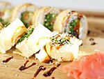 #82 TAMAGO MAKI / OMLETT, WAKAME, KURK, TOMAT, AVOKAADO, UNAGI KASTE, TOORJUUST, SEESAMISEEMNED / 7.80€