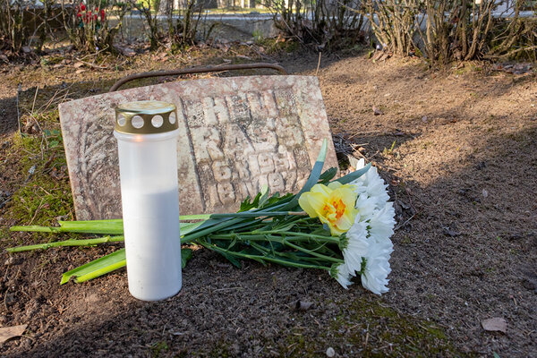 Üheks mälestusvõistluste traditsiooniks on külastada ka Heli hauda Elva kalmistul.