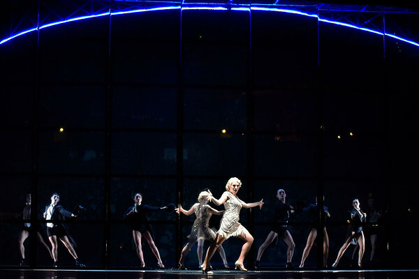  Valentina Inzko Fink (Roxie Hart), Ballettensemble; Copyright Foto: Manja Herrmann