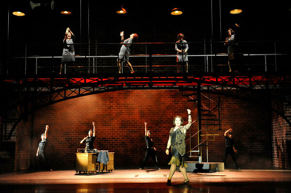 Mona Graw (Mama Morton), Ensemble; Copyright Foto: Manja Herrmann 