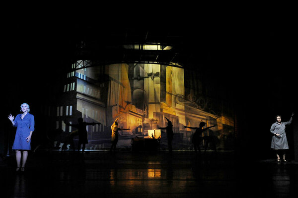 Valentina Inzko Fink (Roxie Hart), Mona Graw (Mama Morton); Copyright Foto: Manja Herrmann