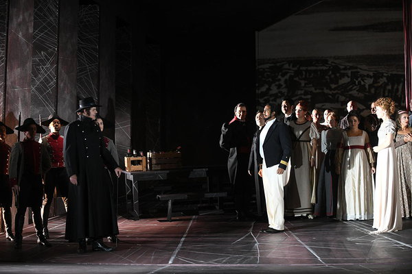 Matthias Fuhrmeister (Kommissar), Vikrant Subramanian (Edmond Dantès), Ensemble ©Foto: Heiko Sandelmann