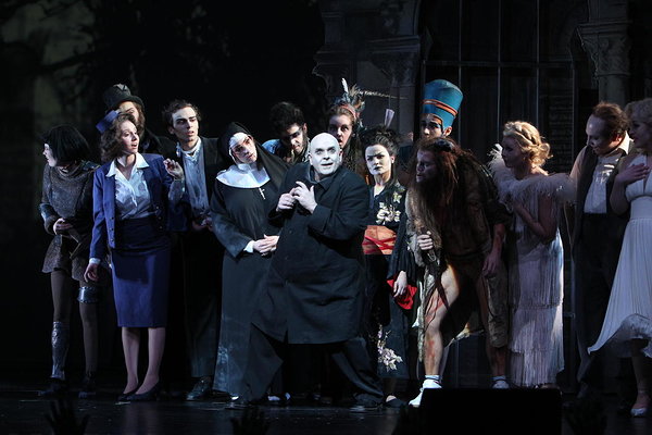 Foto: Jörg Landsberg; Mark Hamman (Onkel Fester), Studierende des Instituts für Musik der Hochschule Osnabrück