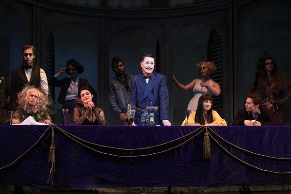 Foto: Jörg Landsberg; Maciej Bittner (Lurch), Tobias Rusnak (Grandma), Katarina Morfa (Morticia Addams), Jan Friedrich Eggers (Gomez Addams), Lasarah Sattler (Wednesday Addams), Felix Freund (Lucas Beineke)