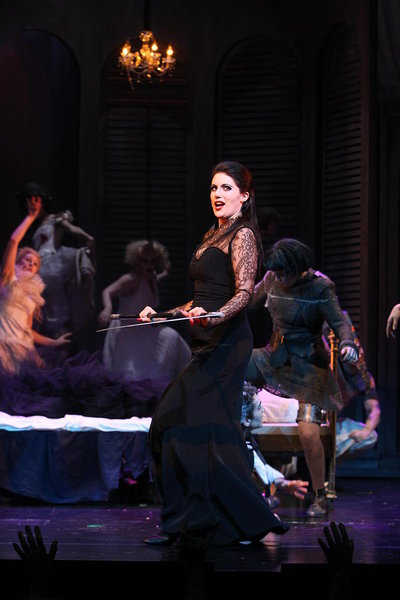 Foto: Jörg Landsberg; Katarina Morfa (Morticia Addams), Studierende des Instituts für Musik der Hochschule Osnabrück