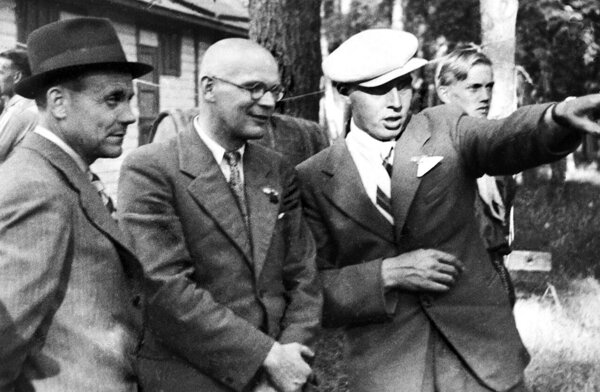 Soome-Eesti maavõistlus Kuopios 1937. Vasakult esimene Paavo Nurmi, tema kõrval Kekkonen.