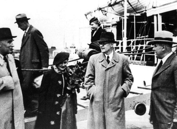„Soome kergejõustiku peajuht“ siseminister Kekkonen abikaasaga saabub 1938. aasta juulis Tallinna. Sadamas võtab külalisi vastu Eesti siseminister Richard Veermaa.