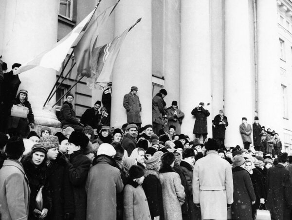 President Kekkoneni visiit Eestisse 1964. Uskumatu on teoks saamas – oodatakse Soome presidendi saabumist Tartu ülikooli.