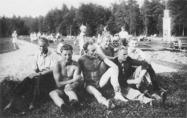 1927 - society for decoration and tidying up Aegviidu was formed. Here you can see young people enjoying summer at Aegviidu poolside. Photo: Estonian National Museum