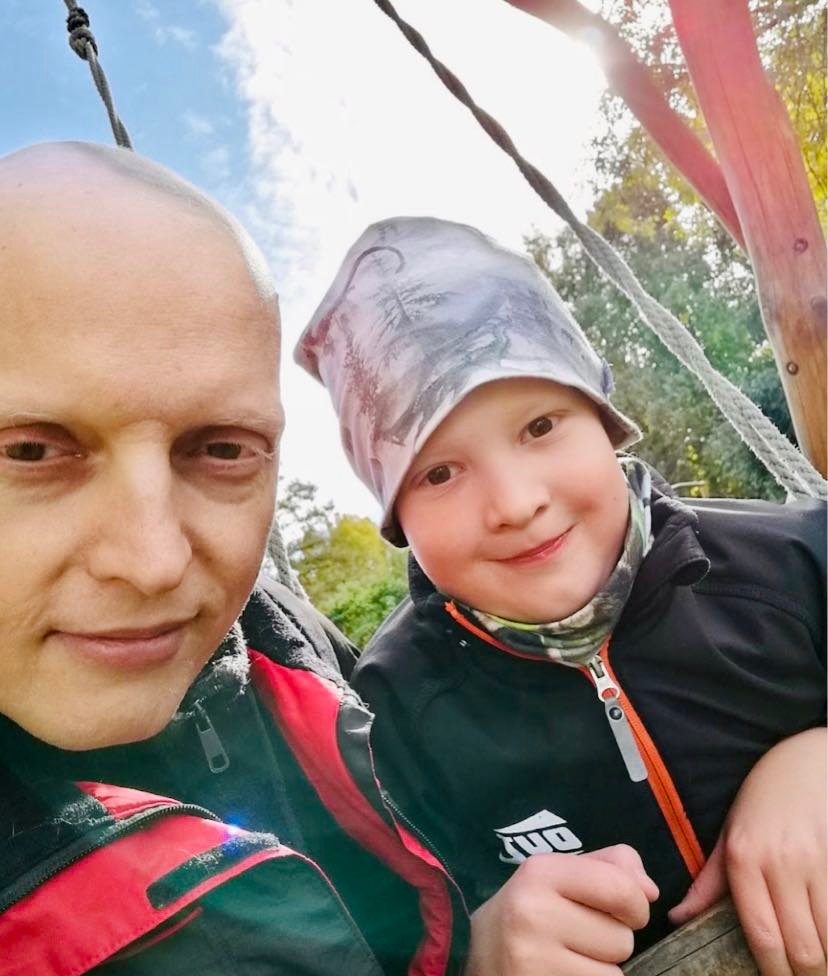 Ахто Таат (41), отец семейства из Тарту, с сыном Роландом. С весны мы поддерживаем борьбу Ахто с опухолью, снижение роста которой ежемесячно обходится почти в 1800 евро.
