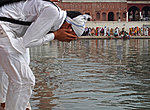 sikhist poiss Kuldse Templi juures Amritsaris, India