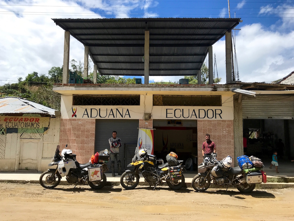 Läksime piiri ületama väiksemasse kohta. Jäi kuidagi rohkem teele ja eks me lootsime, et pole rahvast ja saame ruttu. Peruust välja saimegi 10 minutiga, Ecuadori sissesaamine võttis 3 tundi. Ei, meie paberid olid korras, neil lihtsalt polnud netiühendust.