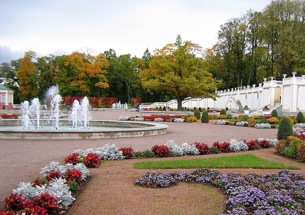 Цветочная клумба в Верхнем саду Кадриоргского дворца. Фотография: EKM