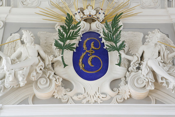 Side wall of the Great Hall of Kadriorg Palace: fireplace and monogram of Peter the Great. Photo: Arne Maasik