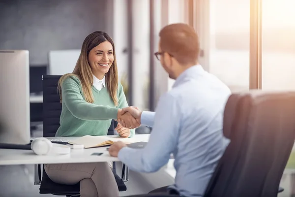 Пассажир и представитель FlightClaims пожимают руки – надёжная помощь при задержке и отмене рейса. Пассажир и представитель FlightClaims пожимают руки – надёжная помощь при задержке и отмене рейса.