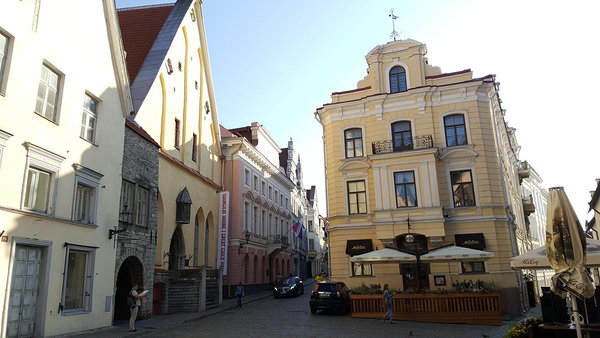 Tallinna Suurgildi hoone (vasakut kätt)