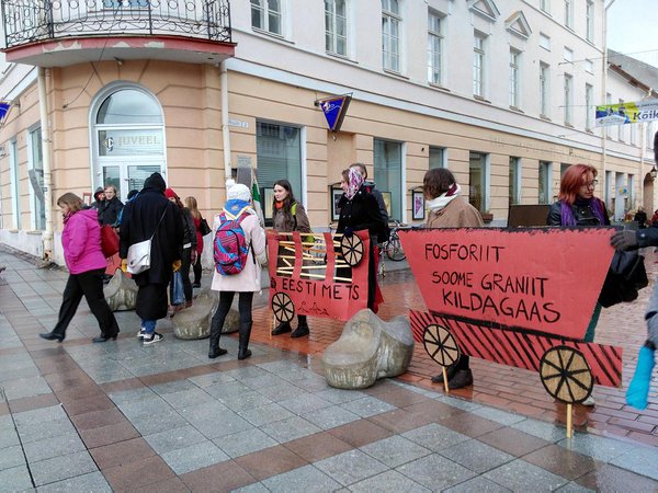 Tartu Üliõpilaste Looduskaitseringi tudengid protestimas (Allikas: Mari-Liis Pintson)