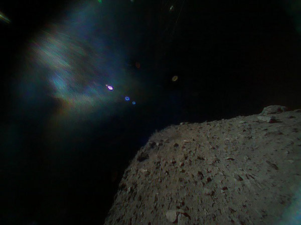 Ryugu pind. Foto tehtud vahetult peale Hayabusa-2-st eraldumist. Allikas: JAXA