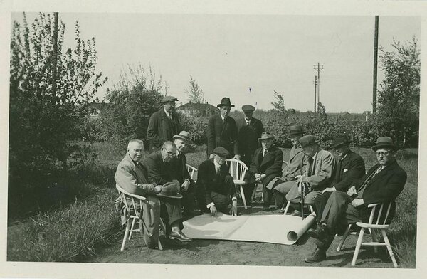 Riigi põlevkivitööstuse liikmed Kohtla kaevanduse plaani uurimas. Jaan Kark vasakult teine (1936. a; http://digiteek.lib.ttu.ee/)