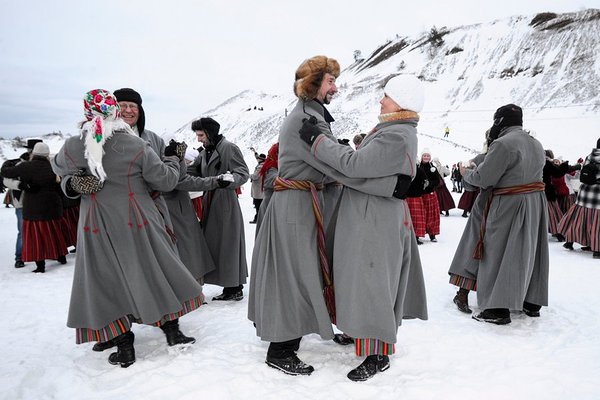 Foto 7. Talvine Tuhamägede tantsupidu Kohtla-Nõmmel (foto: Delfi).