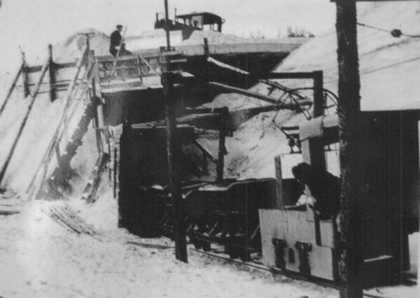 Piusa kaevandusse sisenev rong. Foto pärineb Piusa külastuskeskusest