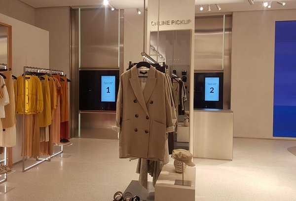 Cleveron 402 parcel robot in a Zara store