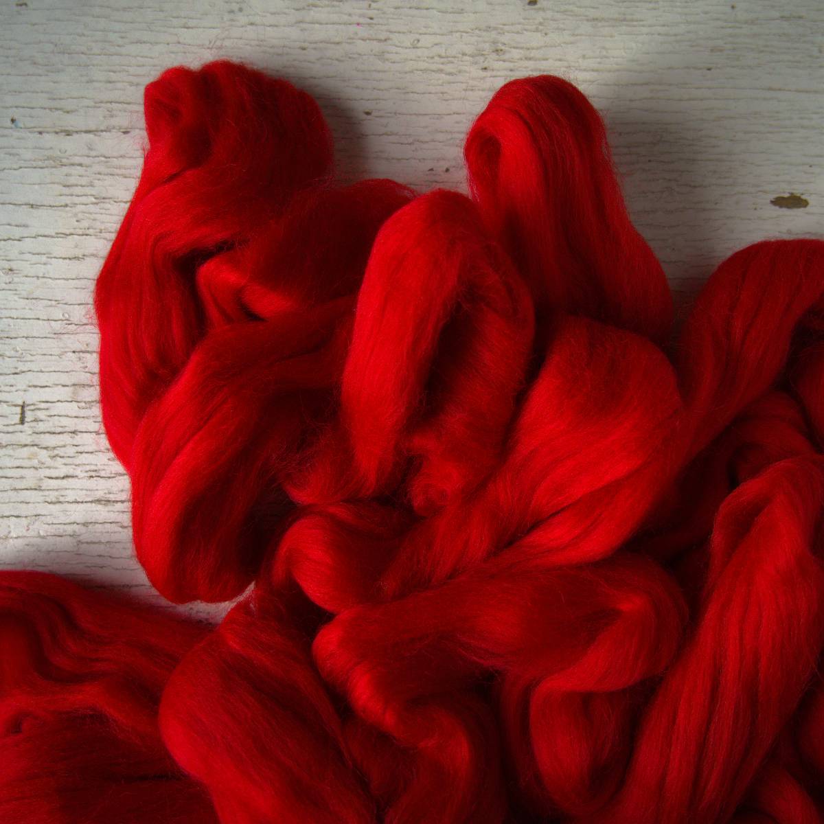 Scarlet Corriedale top 50 g Scarlet Corriedale top 50 g
