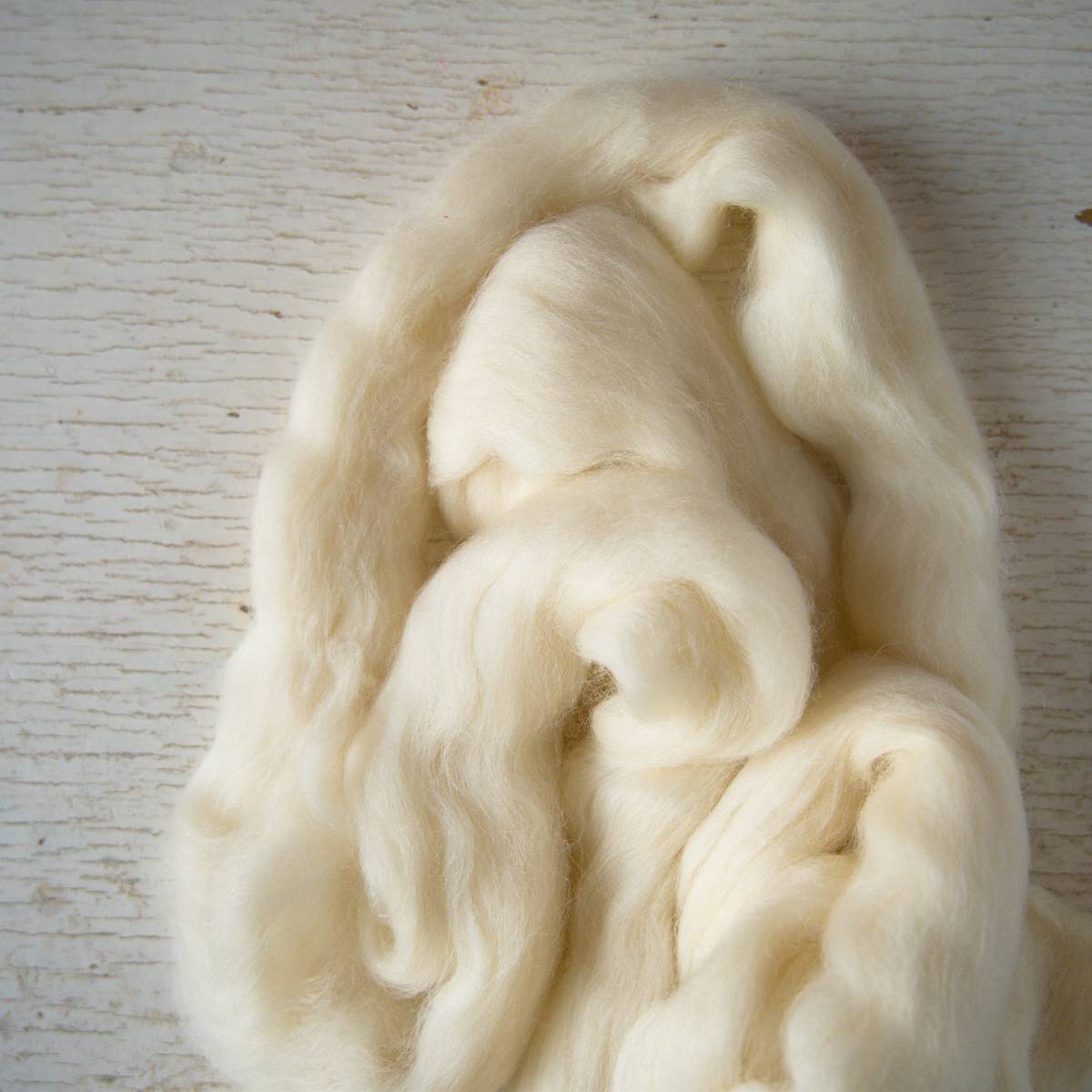 Natural white Corriedale top, 50 g Natural white Corriedale top, 50 g