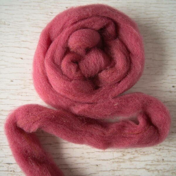 Dusky pink Lacaune breed pin-drafted roving 50 g Dusky pink Lacaune breed pin-drafted roving 50 g