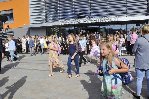 1. septembril avati uus Jõgeva põhikooli ja linnaraamatukogu hoone.