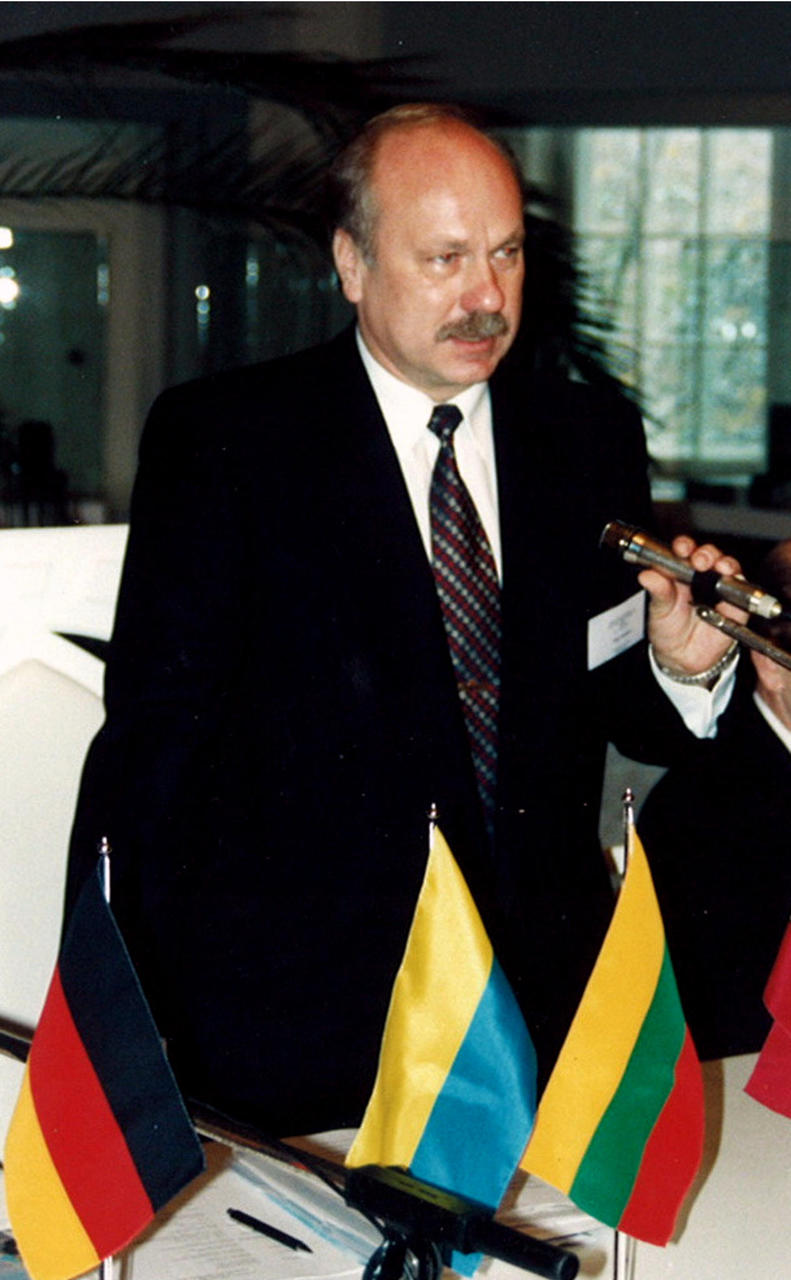 Oktoober 1997, Tartu Lennukolledži korraldatud teaduskonverents "Lennundusharidus 97". Mati Sõrmus oli konverentsi eesistuja