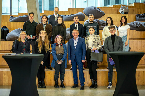 Detsembris 2021 andsid noored kliimakogu ettepanekud üle riigihalduse ministrile. Foto: Katre Liiv