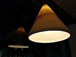 Haavapuust treitud suur koonusekujuline valgusti - Andres Ansper, Maailma kõige üksildasem lambipood Loodilt