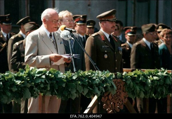 Võidupüha paraad Valgas. President Lennart Meri (vasakult), peaminister Mart Laar, KJ juhataja Johannes Kert.  23.06.1999 Foto: Rahvusarhiiv